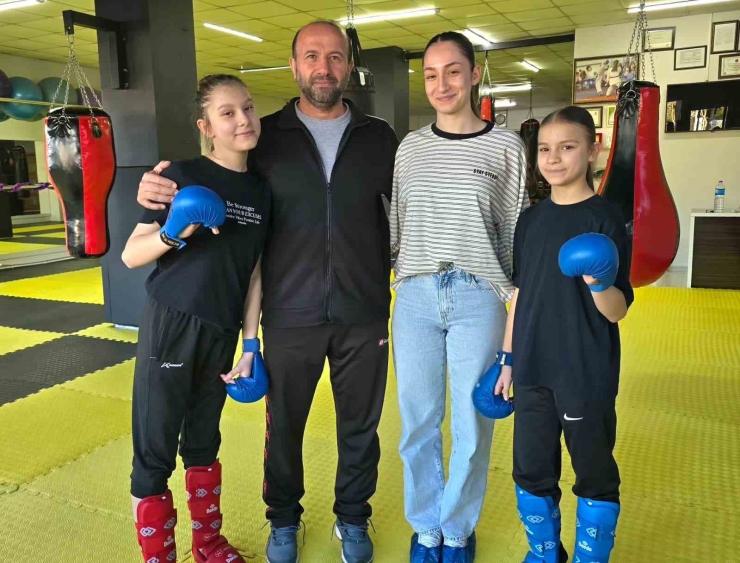 Milli Sporcu Kızılaslan, Minik Karatecilerle Bir Araya Geldi