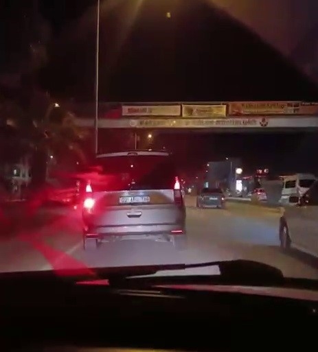 Makas Atan Araç Trafikte Tehlike Oluşturdu
