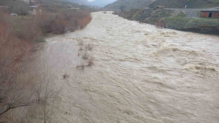 Kulp Çayı Taştı: Yağış Ve Kar Erimesiyle Debi Rekor Seviyeye Çıktı