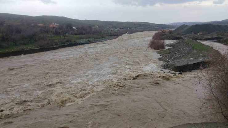 Kulp Çayı Taştı: Yağış Ve Kar Erimesiyle Debi Rekor Seviyeye Çıktı