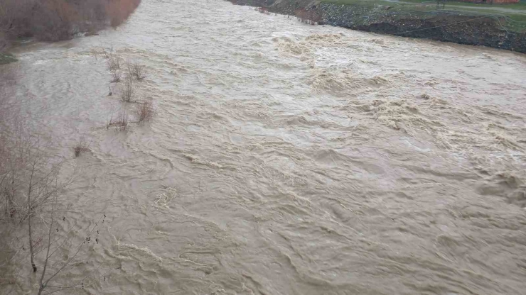 Kulp Çayı Taştı: Yağış Ve Kar Erimesiyle Debi Rekor Seviyeye Çıktı