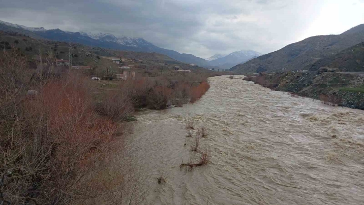 Kulp Çayı Taştı: Yağış Ve Kar Erimesiyle Debi Rekor Seviyeye Çıktı