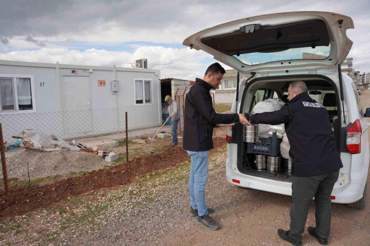 Belediyenin Sıcak Yemek Hizmeti Devam Ediyor