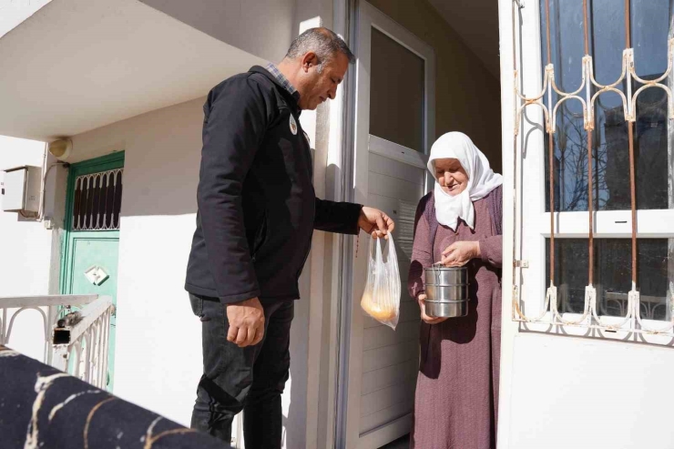Belediyenin Sıcak Yemek Hizmeti Devam Ediyor