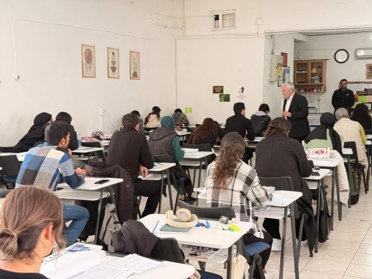 Başkan Karamehmetoğlu, Belediye Etüt Merkezinde Öğrencilerle Bir Araya Geldi