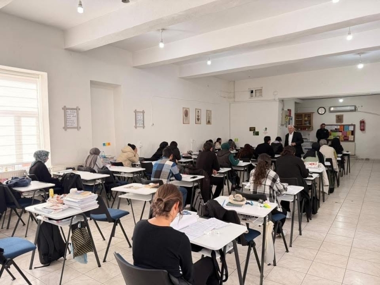 Başkan Karamehmetoğlu, Belediye Etüt Merkezinde Öğrencilerle Bir Araya Geldi