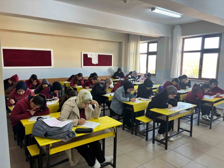 Eğil Belediyesinden 11 Ve 12. Sınıf Öğrencilerine Yönelik Ödüllü Deneme Sınavı Yapıldı