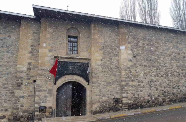 Yaklaşık 200 Yıllık Han, Zamana Direniyor