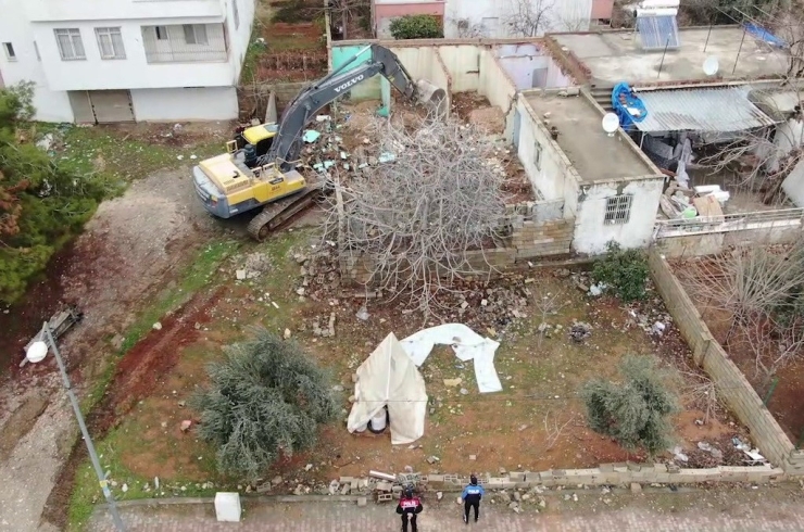 Adıyaman Genelinde Metruk Binaların Yıkım Süreci Sürüyor