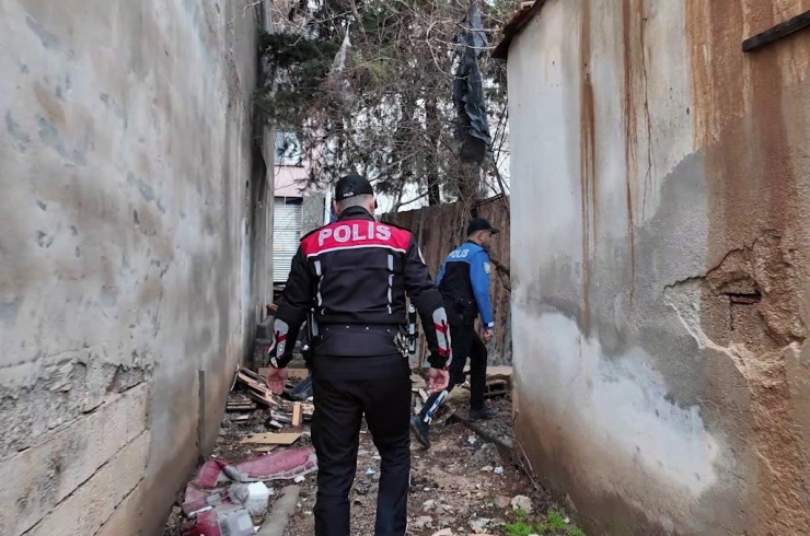 Adıyaman Genelinde Metruk Binaların Yıkım Süreci Sürüyor