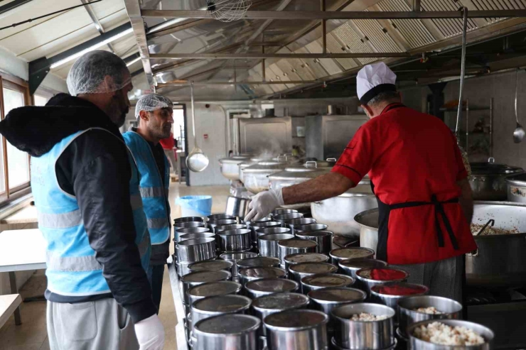 Hükümlülerce Hazırlanan İftar Yemeği 3 Bin Kişiye Ulaştırılıyor