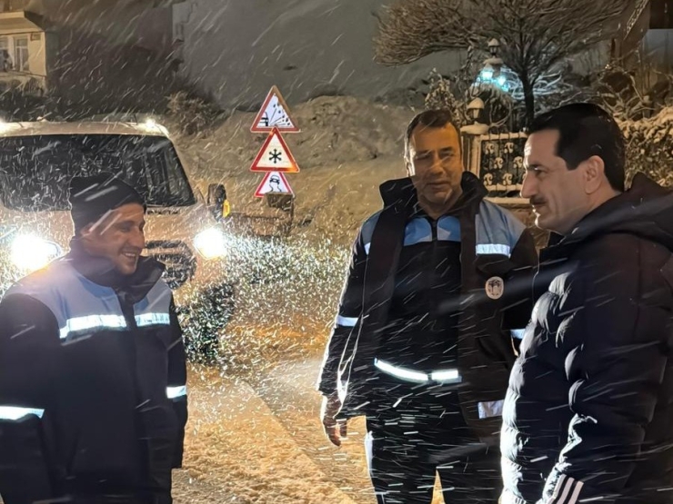 Başkan Taşkın Gece Boyu Kar Mesaisini Sahada Takip Etti