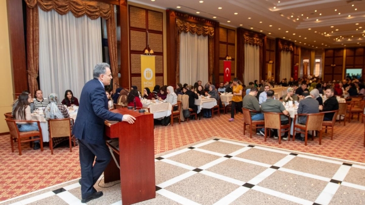 Rektör Akpolat, Tötm Personeliyle İftar Yemeğinde Bir Araya Geldi