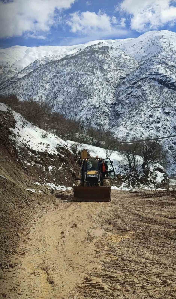 Çüngüş’te Heyelan Sonucu Kapanan Yol Ulaşıma Açıldı
