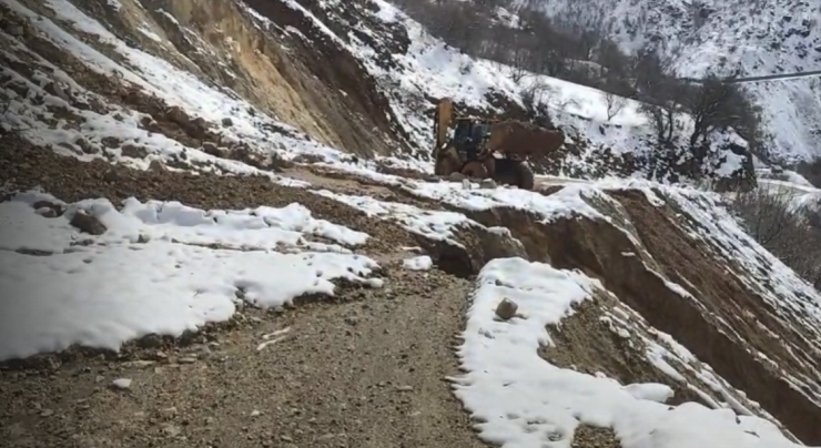Çüngüş’te Heyelan Sonucu Kapanan Yol Ulaşıma Açıldı