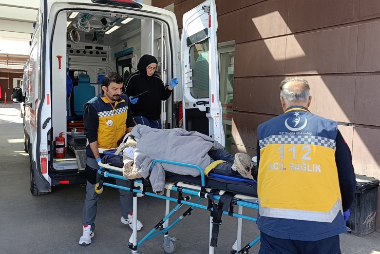 Otomobil Reklam Direğine Çarptı:3 Yaralı