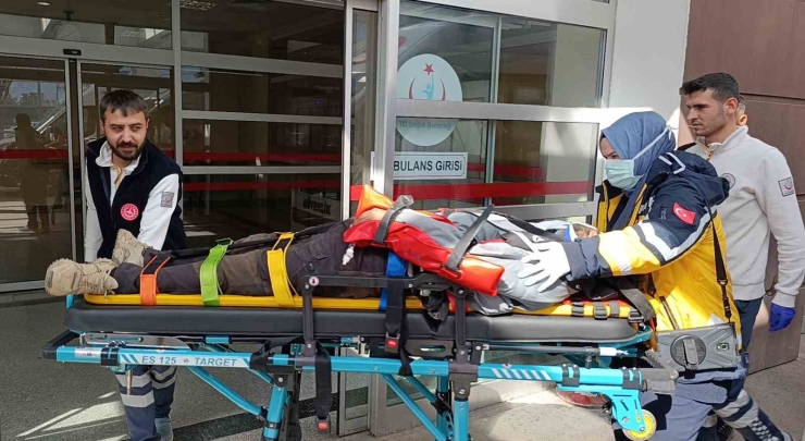 Otomobil Reklam Direğine Çarptı:3 Yaralı