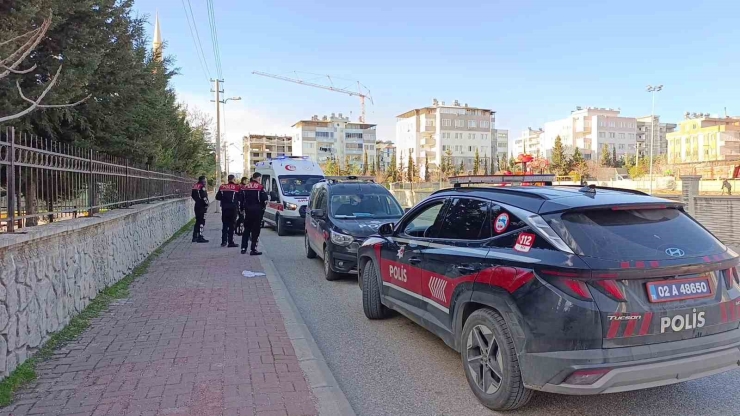 Kavga Sırasında Bacağına Demir Çubuk Batan Genç Yaralandı