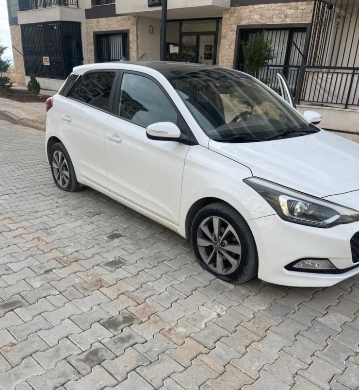 Park Halindeki Aracın Lastikleri Kesildi