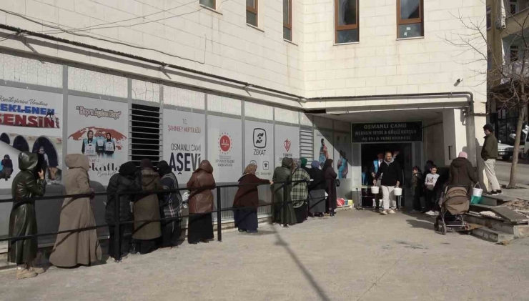 Cami Cemaatinin Dayanışmasıyla Günlük Bin 500 Kişiye İftar Veriliyor