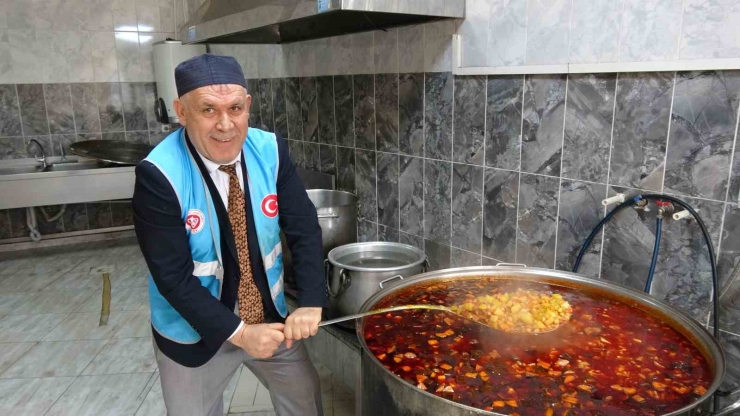 Cami Cemaatinin Dayanışmasıyla Günlük Bin 500 Kişiye İftar Veriliyor