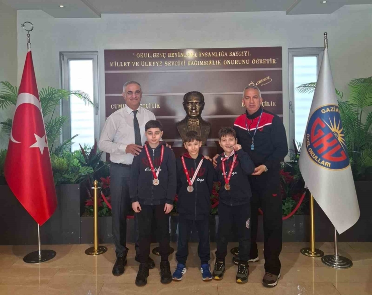 Paletli Yüzme Şampiyonasına Gkv Özel Okulları Damgası