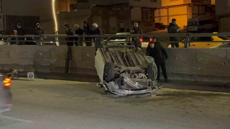 Refüjdeki Direğe Çarparak Karşı Şeride Geçen Otomobil Takla Attı: 2 Yaralı