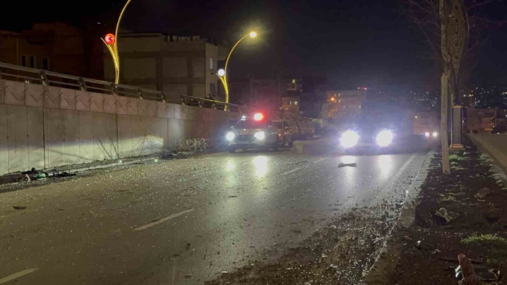 Refüjdeki Direğe Çarparak Karşı Şeride Geçen Otomobil Takla Attı: 2 Yaralı