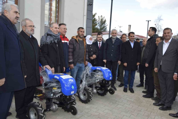Dicle’de Modern Bağcılığa Yönelik Çiftçilere Tarım Aletleri Dağıtıldı