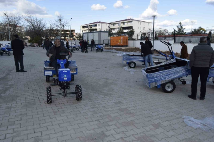 Dicle’de Modern Bağcılığa Yönelik Çiftçilere Tarım Aletleri Dağıtıldı