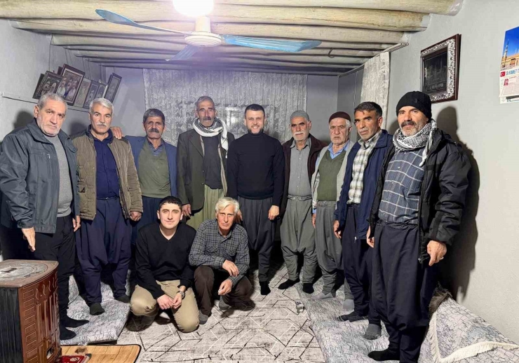 Eğil Belediye Başkanı Seydaoğlu Her Gün Bir Mahallede Vatandaşlarla İftar Yapıp Hediyeler Dağıtıyor