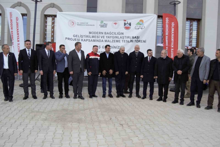 Dicle’de Modern Bağcılığa Yönelik Çiftçilere Tarım Aletleri Dağıtıldı