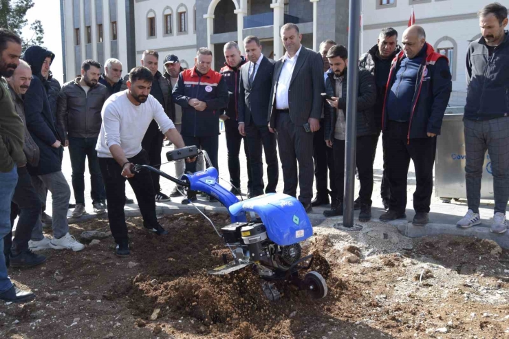 Dicle’de Modern Bağcılığa Yönelik Çiftçilere Tarım Aletleri Dağıtıldı