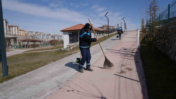 Battalgazi’de Derme Deresi Çevresinde Temizlik Ve Yıkama Çalışması