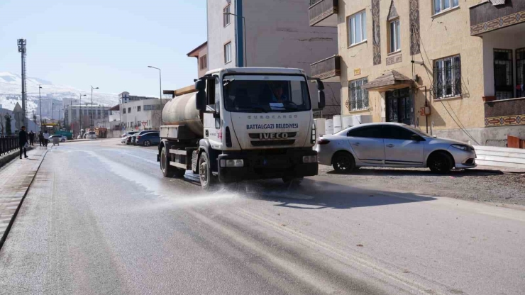 Battalgazi’de Derme Deresi Çevresinde Temizlik Ve Yıkama Çalışması