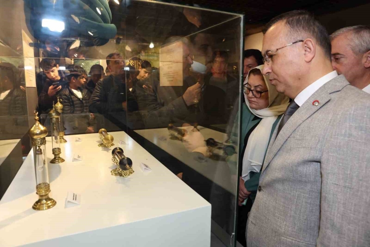 Gaziantep Büyükşehir Ev Sahipliğinde Mukaddes Emanetler Sergisi Vatandaşlarla Buluştu