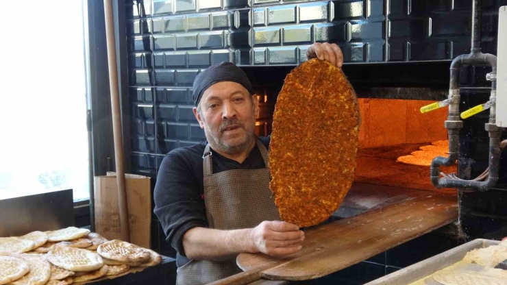 Gaziantep’te Ab Tescilli Lahmacun Sarımsaklı Ve Sebzeli Yapılıyor