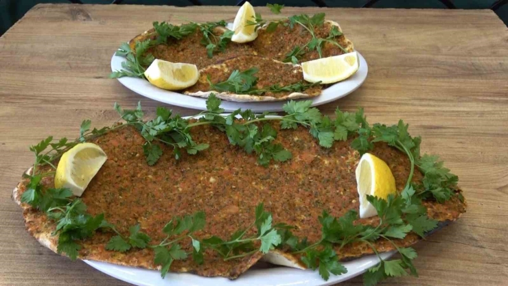 Gaziantep’te Ab Tescilli Lahmacun Sarımsaklı Ve Sebzeli Yapılıyor