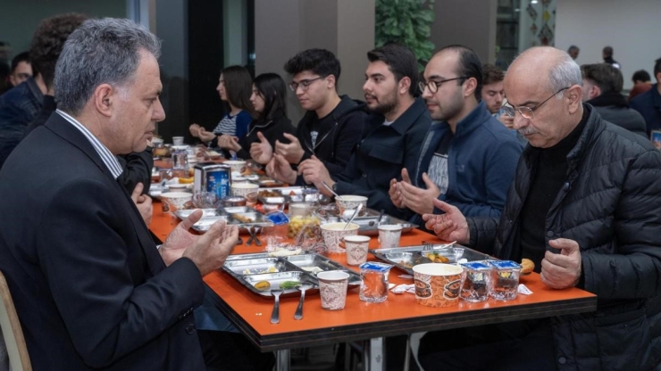 Başkan Er İle Rektör Akpolat Sahur Programında Öğrencilerle Bir Araya Geldi
