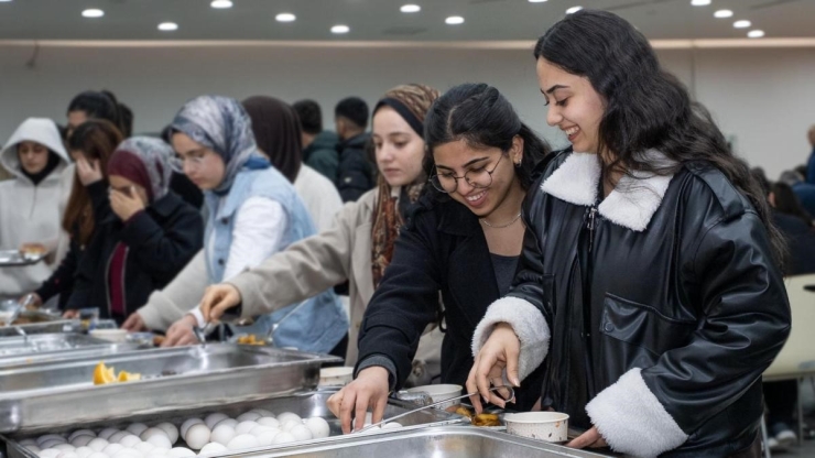 Başkan Er İle Rektör Akpolat Sahur Programında Öğrencilerle Bir Araya Geldi