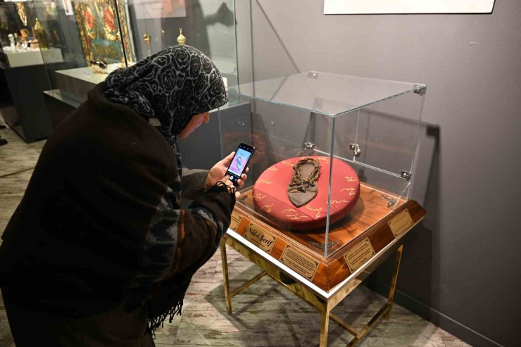 Gaziantep’te Mukaddes Emanetler Sergisi Ziyaretçi Akınına Uğruyor