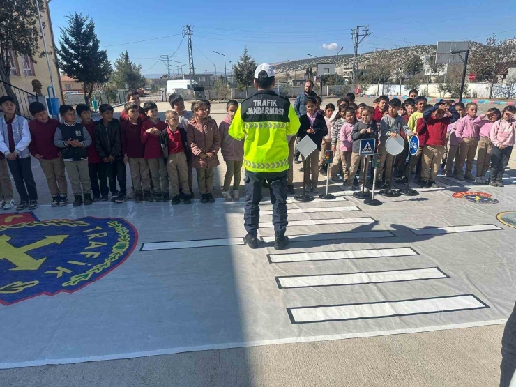Jandarmadan Öğrencilere Güvenli Trafik Eğitimi