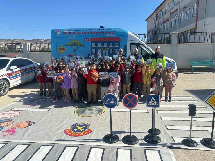 Jandarmadan Öğrencilere Güvenli Trafik Eğitimi