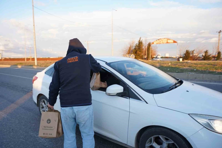 Kahta Belediyesi’nden İftara Yetişemeyenlere Kumanya Desteği