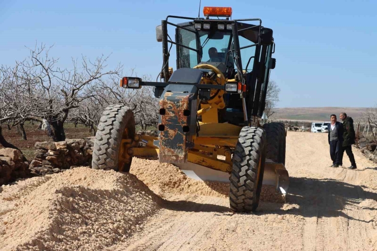 Karaköprü’de Kırsal Yollarda Çalışmalar Sürüyor