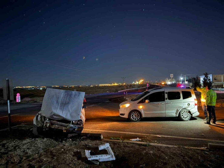 Şanlıurfa’da Hafif Ticari Araç İle Otomobil Çarpıştı: 5 Yaralı