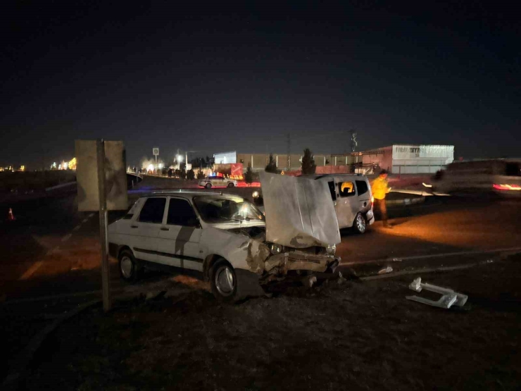 Şanlıurfa’da Hafif Ticari Araç İle Otomobil Çarpıştı: 5 Yaralı