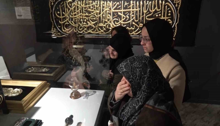 Gaziantep’te Mukaddes Emanetler Sergisi Ziyaretçi Akınına Uğruyor