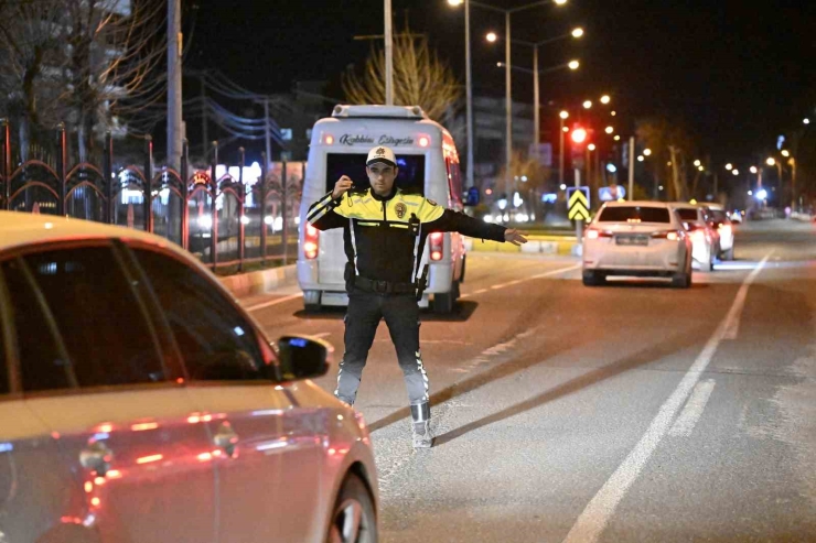 Adıyaman’da, 2 Bin 305 Kişinin Kimliği Kontrol Edildi