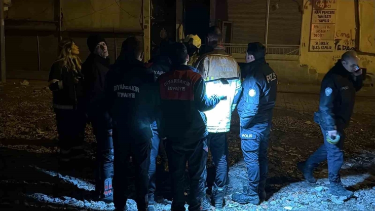 Diyarbakır’da Kolonlarından Ses Gelen 8 Katlı Apartman Tahliye Edildi